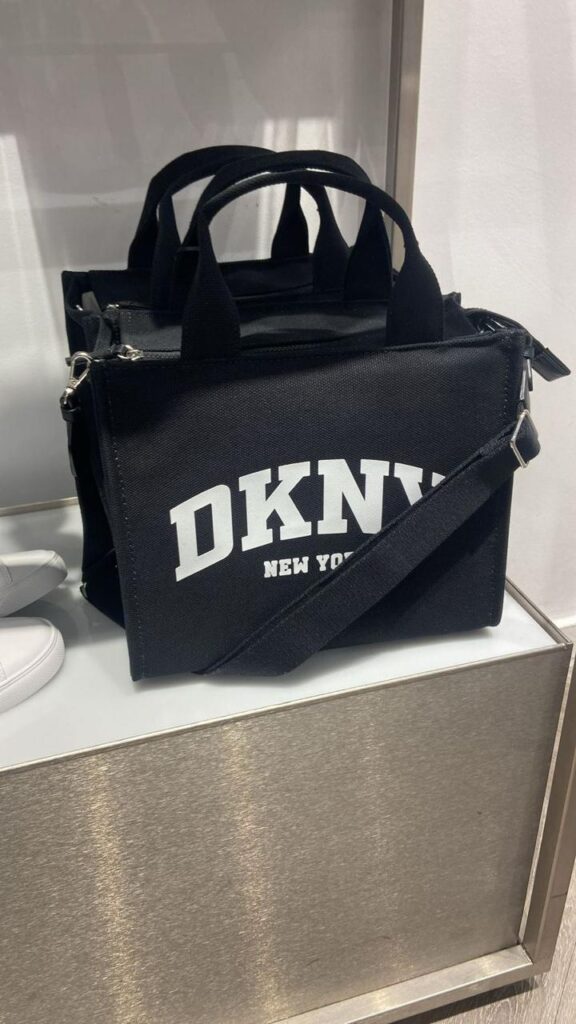 Bolso de accesorio estilo DKNY Negro